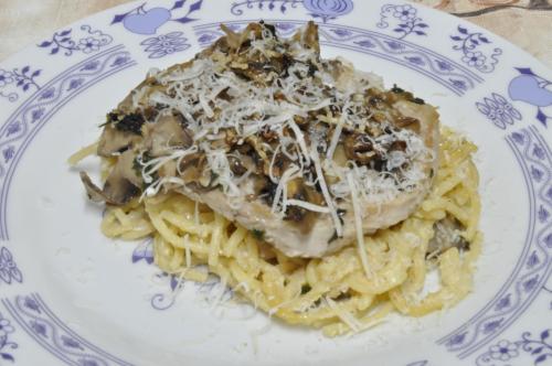 Vepřové řízky se žampiony a špagetami  – Snadné recept z Česko kuchyně, hotový za 30 - 45 minut